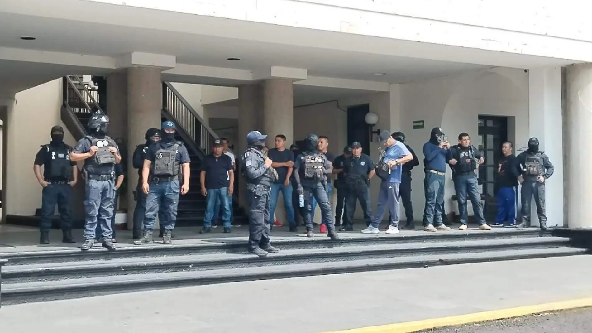 policías desalojan a manifestantes en el Palacio de Ixtaczoquitlán